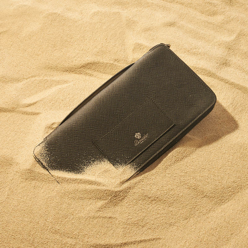 Wallet with zip